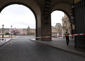 Cordón policial limita llegada al Louvre. Foto: TERESA SUAREZ/EFE/EPA.