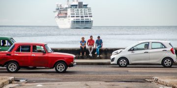 Crucero en el puerto de la habana, cuba, malecón autos rusos y modernos