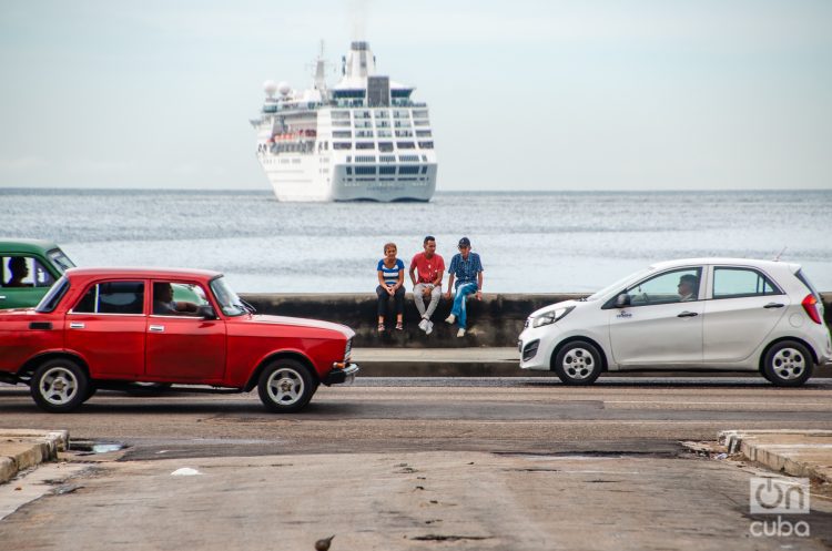 Crucero en el puerto de la habana, cuba, malecón autos rusos y modernos