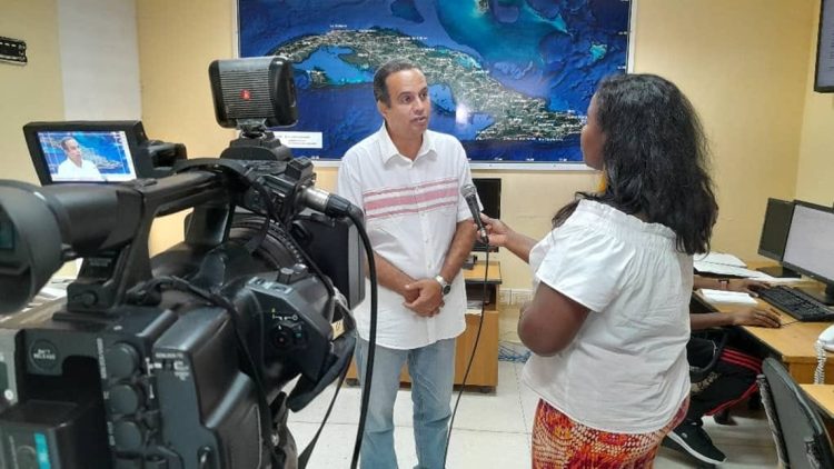 El director del Centro Nacional de Investigaciones Sismológicas, Olearys Fernando González, entrevistado para la Tv. Foto: Daylyn Herrera/Facebook.