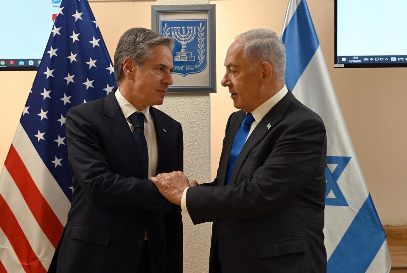 Primer Ministro de Israel, Benjamin Netanyahu (D) y el Secretario de Estado de EE. UU.  Antony Blinken en el Ministerio de Defensa de Israel, Tel Aviv, 12 de octubre de 2023. Foto: EFE/EPA/GPO/Chaim Chaim. 