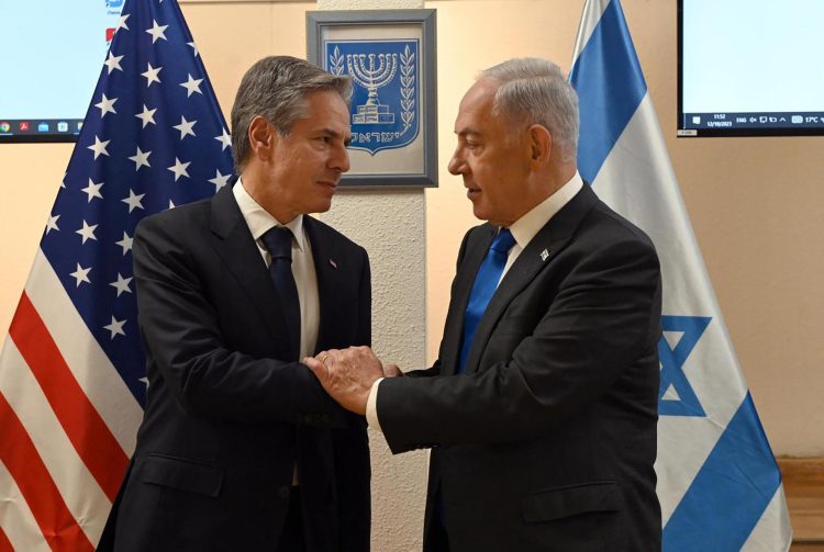 Foto de archivo del secretario de Estado Antony Blinken (izq) junto al primer ministo de Israel Benjamin Netanyahu, durante un encuentro en Tel Aviv. Foto: EFE / Archivo.
