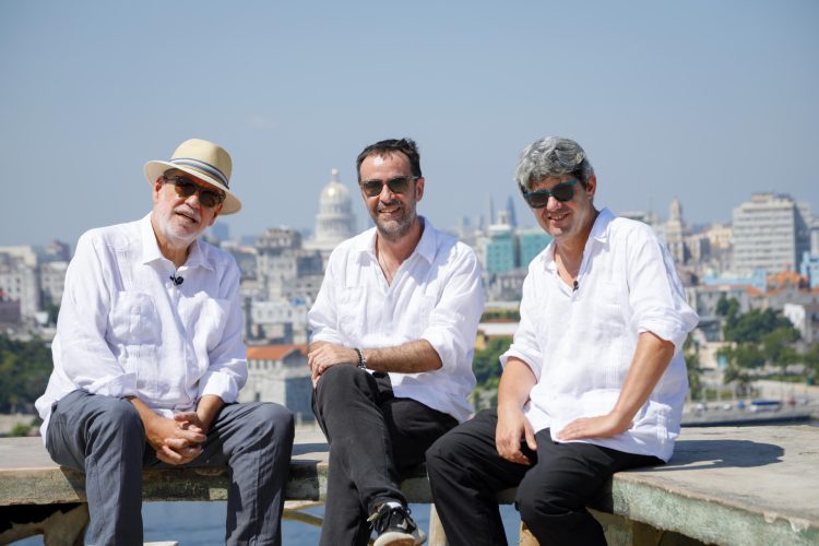 Los escritores Jorge Díaz, Agustín Martínez y Antonio Mercero, que escriben bajo el pseudónimo de Carmen Mola, posan en el Mirador del Cristo de La Habana por la presentación de su libro "El infierno". Foto: Javier Ocaña /Planeta/EFE.