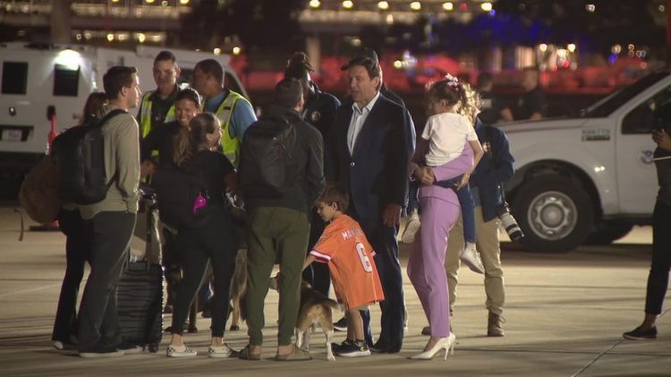 El gobernador DeSantis (segundo desde la derecha) saluda a los evacuados de Israel. | Foto: Fox News