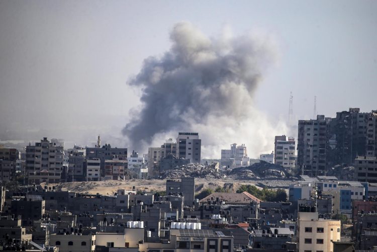 Humo por una explosión en Gaza tras un ataque del ejército de Israel. Foto: MOHAMMED SABER/EFE/EPA.
