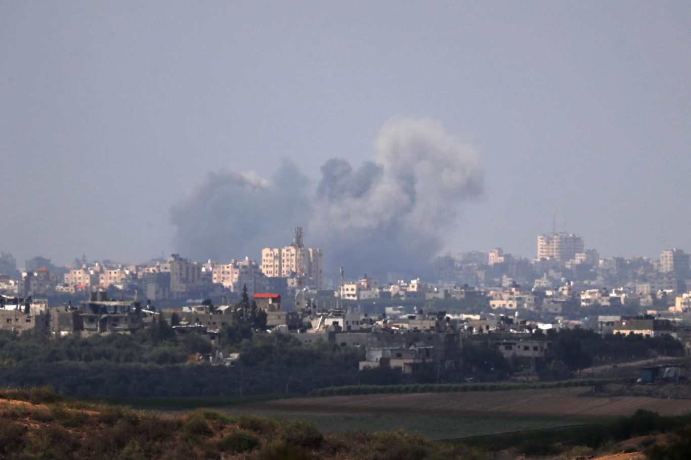 Columnas de humo en Beit Lahia, norte de Gaza, producto del fuego aéreo de Israel, 16 de octubre de 2023. Foto: EFE/EPA/Atef Safadi. 