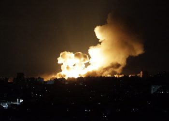 El humo se eleva tras un ataque aéreo israelí en el barrio de Al-Ramal, en la ciudad de Gaza, el 10 de octubre de 2023. Foto: EFE.
