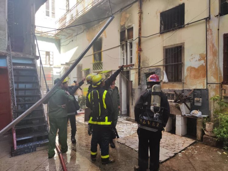 Bomberos en las afueras de una vivienda incendiada en Centro Habana. Foto: Perfil de Facebook del Gobierno de Centro Habana.