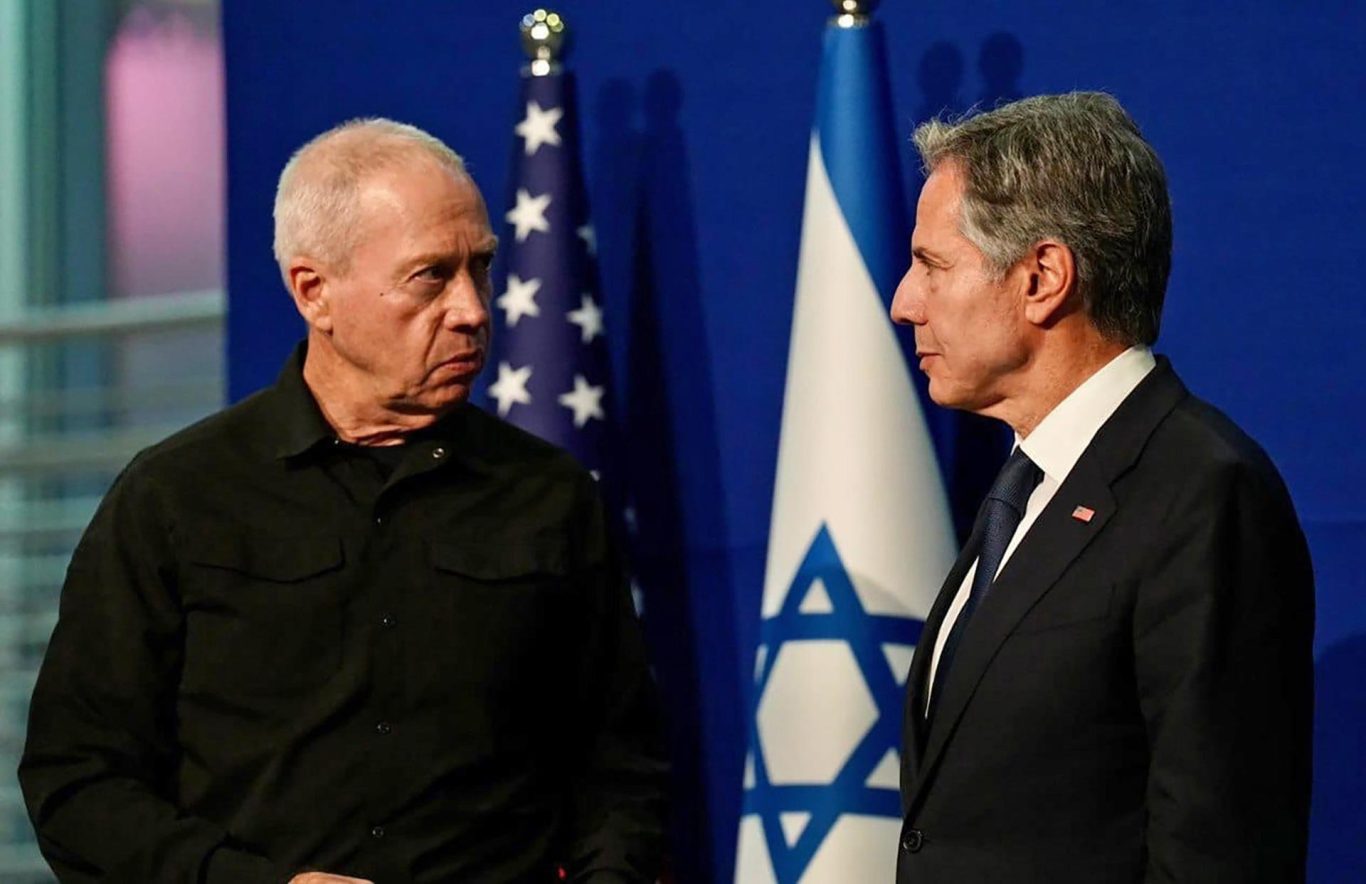Ministro de Defensa de Israel, Yoav Gallant (I) y el Secretario de Estado  Antony Blinken (D) en reunión en Tel Aviv, Israel, el 16 de octubre de 2023. Foto: EFE/EPA/Ariel Hermoni. 