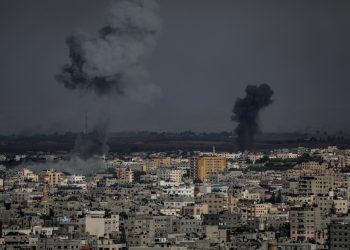 La ciudad de Gaza después de que aviones de combate israelíes atacaran la torre Palestina en la ciudad de Gaza el 7 de octubre de 2023. Foto: EFE/EPA/MOHAMMED SABRE