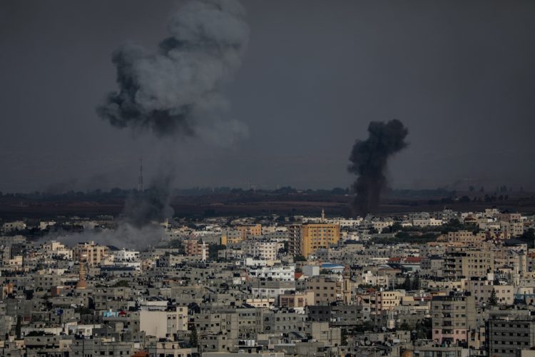 La ciudad de Gaza después de que aviones de combate israelíes atacaran la torre Palestina en la ciudad de Gaza el 7 de octubre de 2023. Foto: EFE/EPA/MOHAMMED SABRE