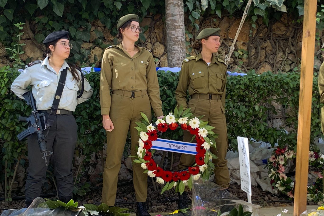 Entierro de un soldado israelí en el cementerio Monte Herzl este viernes. Al menos 258 soldados israelíes han muerto desde el 7 de octubre de 2023. Foto: EFE/Yemeli Ortega.