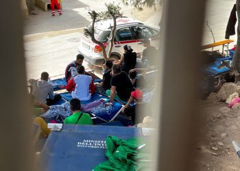 Varios inmigrantes recluidos en el único centro de acogida de la isla italiana de Lampedusa. Foto: EFE/ Gonzalo Sánchez.