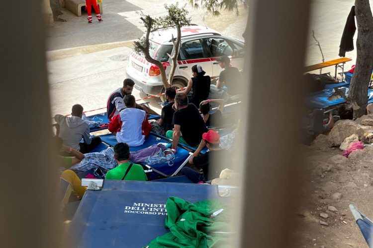 Varios inmigrantes recluidos en el único centro de acogida de la isla italiana de Lampedusa. Foto: EFE/ Gonzalo Sánchez.