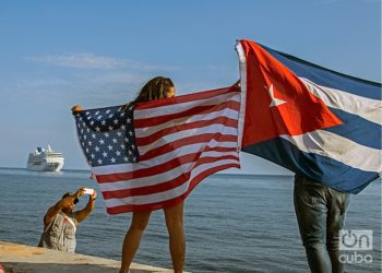 Llegada al puerto de La Habana del crucero Adonia de la compañía Carnival, en mayo de 2016. Decenas de personas en tierra les dieron la bienvenida. Por por primera vez en 50 años un barco traía pasajeros directamente desde Estados Unidos a Cuba, incluyendo cubanoamericanos. Foto: Ismario Rodríguez.