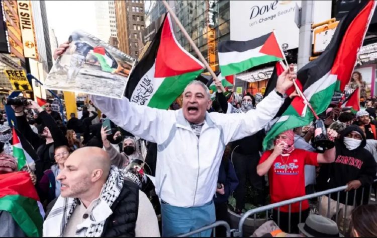Manifestación en apoyo de Palestina cerca de Times Square, en Nueva York. Foto: Justin Lane / EFE vía forbes.com,mx