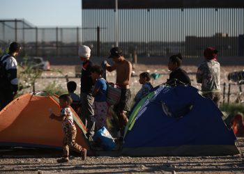 Un albergue emergente para 300 migrantes abrirá en Ciudad Juárez, en la frontera de México con Estados Unidos, ante la presencia de al menos 2500 personas que duermen en un campamento junto al fronterizo río Bravo. Foto: Luis Torres/Efe.