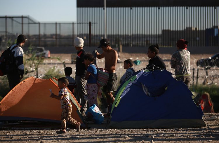 Un albergue emergente para 300 migrantes abrirá en Ciudad Juárez, en la frontera de México con Estados Unidos, ante la presencia de al menos 2500 personas que duermen en un campamento junto al fronterizo río Bravo. Foto: Luis Torres/Efe.