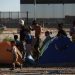 Un albergue emergente para 300 migrantes abrirá en Ciudad Juárez, en la frontera de México con Estados Unidos, ante la presencia de al menos 2500 personas que duermen en un campamento junto al fronterizo río Bravo. Foto: Luis Torres/Efe.