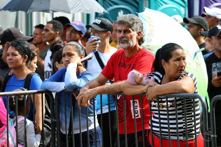 Migrantes hacen fila para realizar sus trámites migratorios en la Comisión Mexicana de Ayuda a Refugiados (Comar) en Tapachula, México. Foto: Juan Manuel Blanco / EFE.