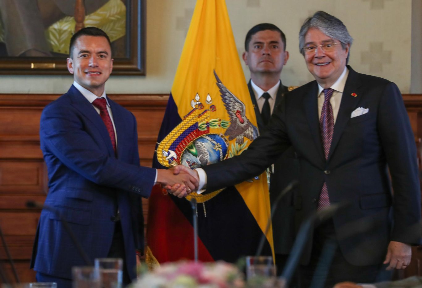 El presidente de Ecuador, Guillermo Lasso (d), recibe al presidente electo Daniel Noboa en el Palacio de Gobierno, 17 de octubre de 2023, en Quito (Ecuador). Foto: EFE/ José Jácome.
