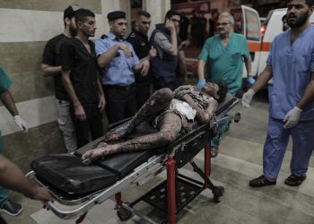 Una mujer palestina, víctima de los bombardeos, es atendida en un hospital de Gaza. Foto: HAITHAM IMAD/EFE/EPA.