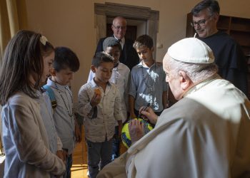 Francisco con varios niños hoy en el Vaticano. Foto: VATICANO/EFE/EPA.