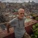 El escritor cubano Pedro Juan Gutiérrez, que saltó a la fama internacional con su “Trilogía sucia de La Habana”, posa para un retrato en la terraza de su casa en La Habana, Cuba, el martes 21 de marzo de 2023. (AP Foto/Ramón Espinosa). Tomada de San Diego Union-Tribune (online).