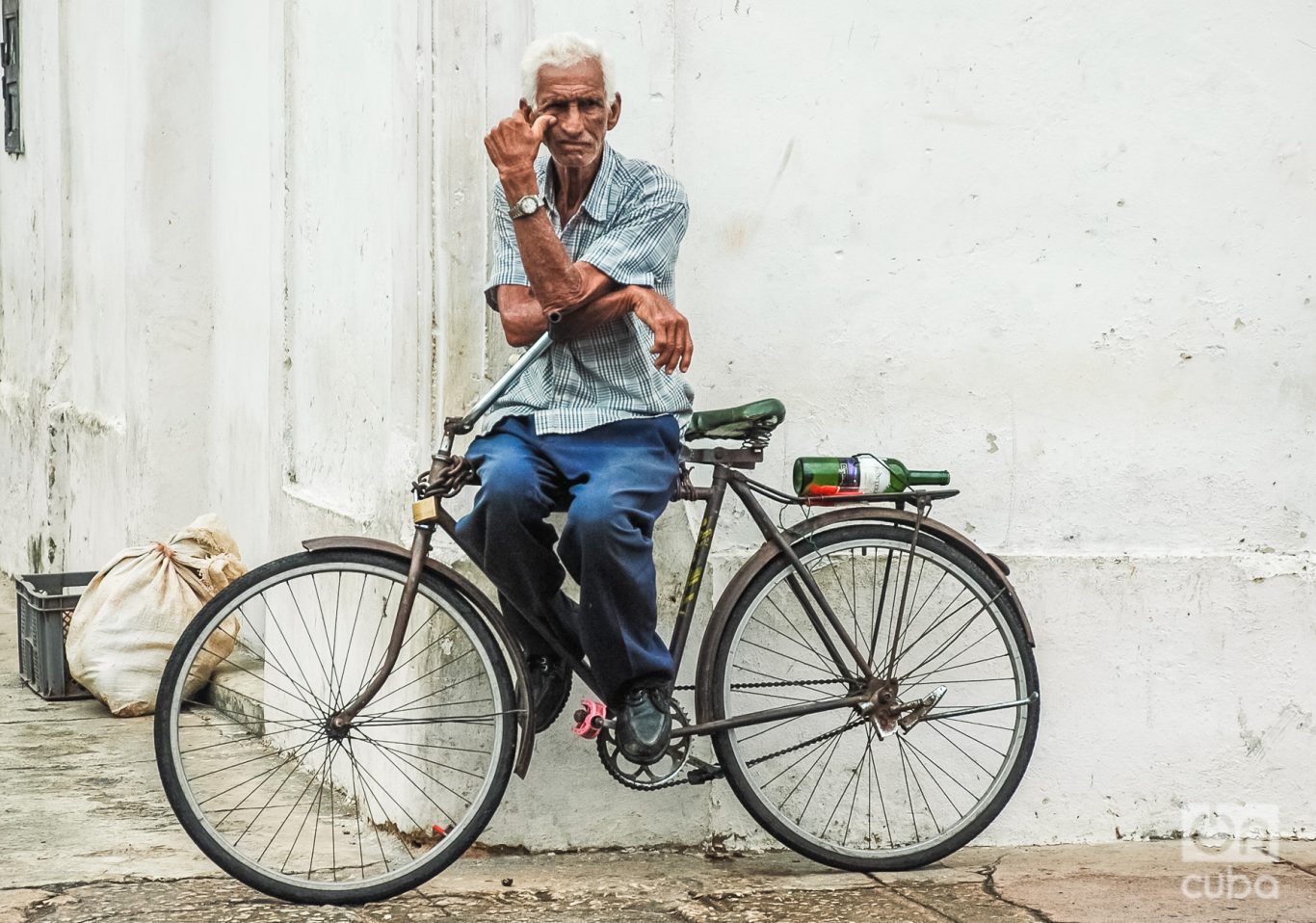 Un señor en su bicicleta en una esquina en Cárdenas, Matanzas.