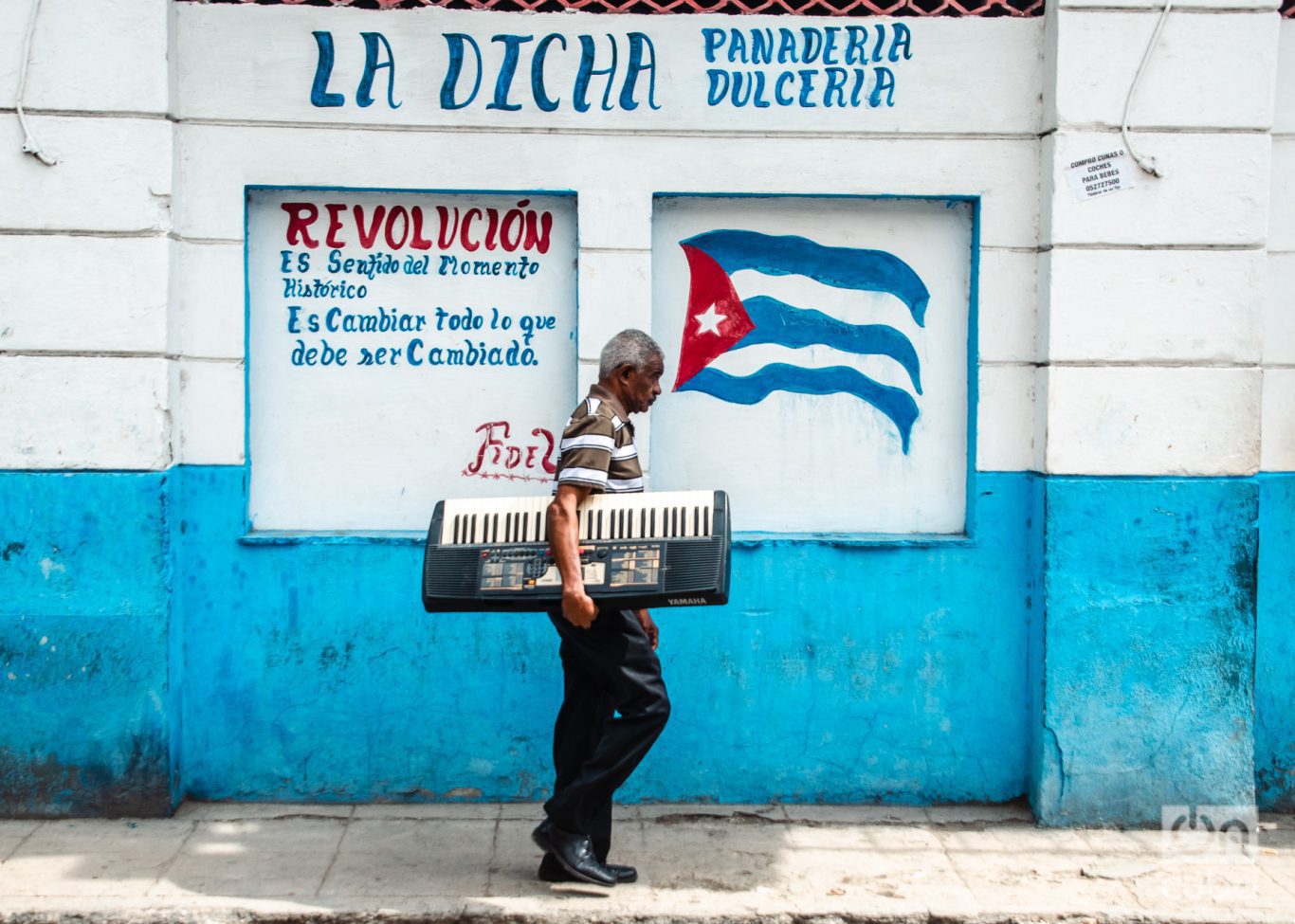 Con un piano por una calle de Centro Habana. Foto: Kaloian.