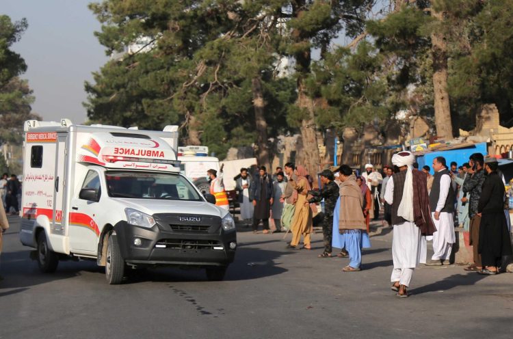 Una ambulancia se mueve entre personas en las calles de Herat, Afganistán, tras el más reciente terremoto. Foto: SAMIULLAH POPAL/EFE/EPA.