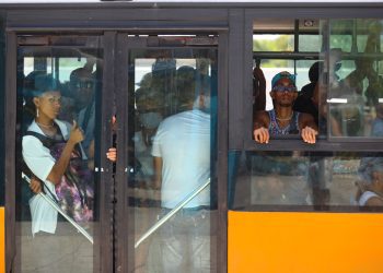 Varias personas dentro de un ómnibus, en La Habana. Foto:  Yander Zamora/EFE.