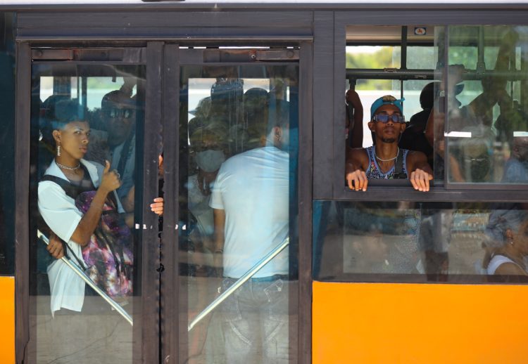 Varias personas dentro de un ómnibus, en La Habana. Foto:  Yander Zamora/EFE.