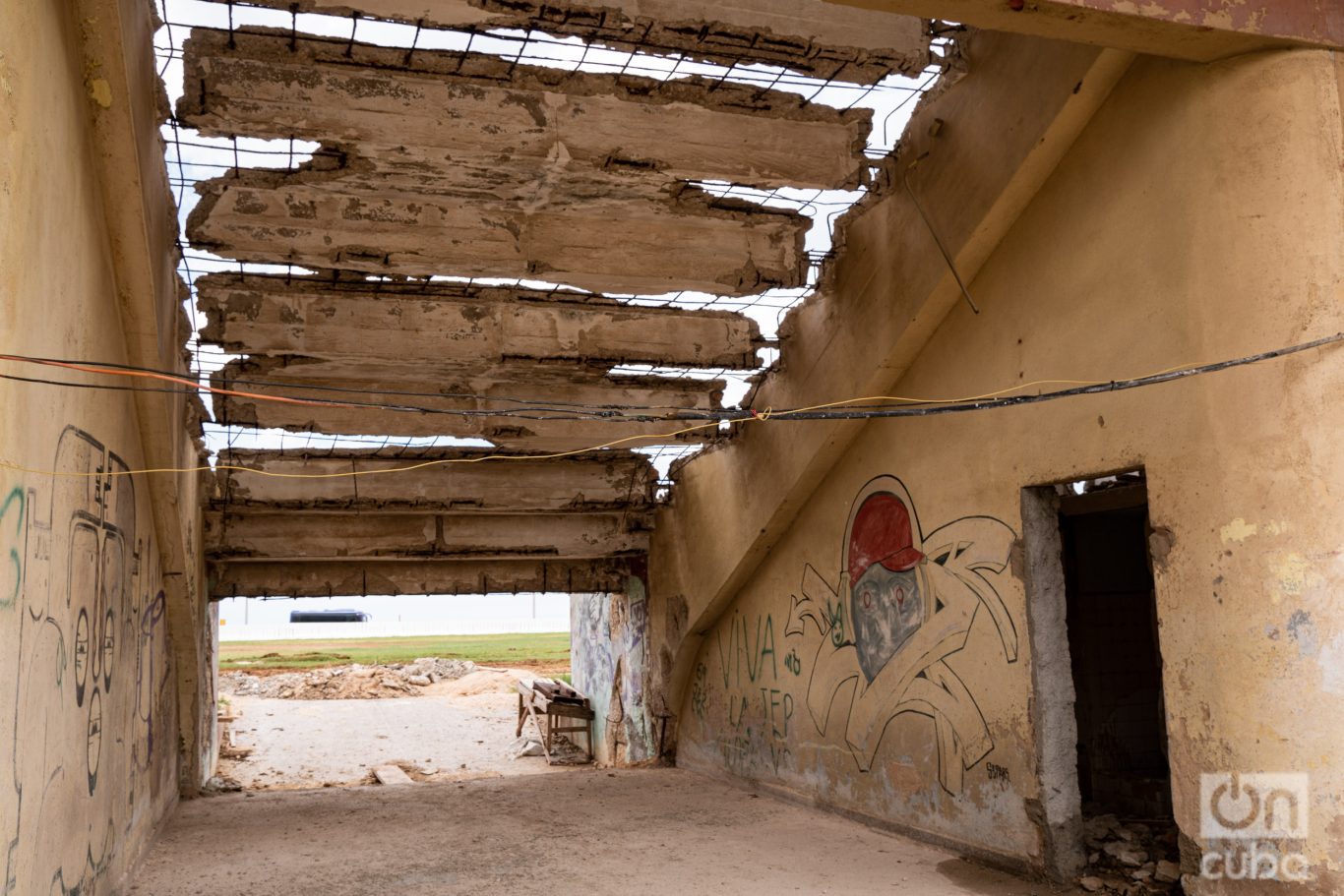 Debajo de las gradas puede verse el nivel de deterioro del lugar. Foto: Jorge Ricardo.