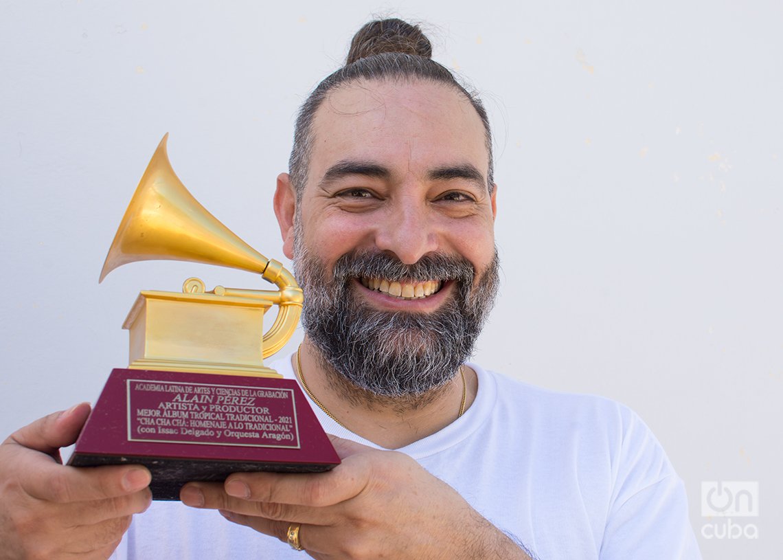 Alain Pérez con el Grammy Latino obtenido por el disco "Cha cha chá: homenaje a lo tradicional", junto a la Orquesta Aragón e Issac Delgado. Foto: Otmaro Rodríguez.