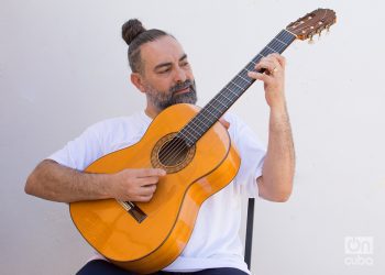 Alain Pérez, cantante, guitarrista, bajista, percusionista, pianista, compositor, productor, arreglista y director de orquesta cubano. Foto: Otmaro Rodríguez.