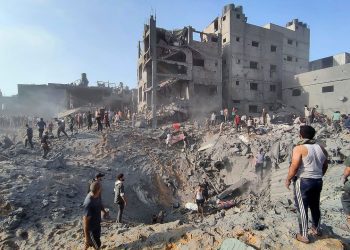 Palestinos inspeccionan los daños en los edificios destruidos por los ataques aéreos israelíes en el campo de refugiados de Jabalia. Foto: AP.