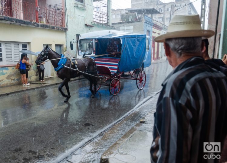 Un coche bajo la lluvia en Holguín. Foto: Kaloian / Archivo.