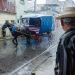 Un coche bajo la lluvia en Holguín. Foto: Kaloian / Archivo.