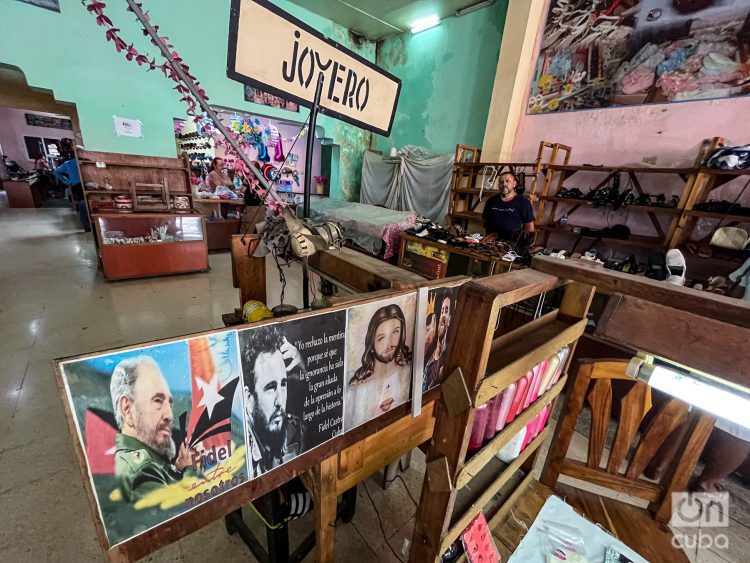 Imagenes de Fidel y Cristo en una joyería en Cuba. Foto: Kaloian.