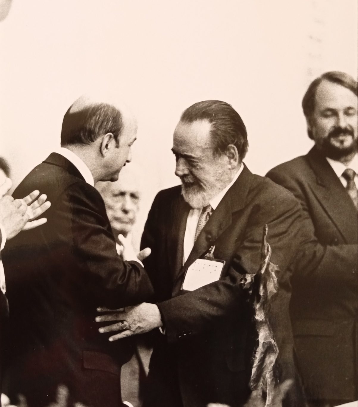El premio fue entregado por el presidente Carlos Salinas de Gortari. Guadalajara, 1993. Foto: Archivo familiar.