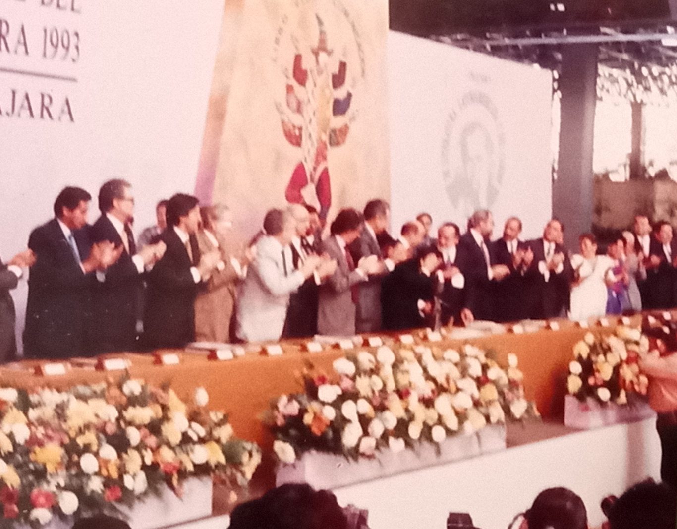 Ceremonia de entrega del premio Juan Rulfo al poeta cubano Eliseo Diego. De traje blanco, Gabriel Gardía Márquez. Guadalajara, 27 de noviembre de 1993. Foto: Archivo familiar.