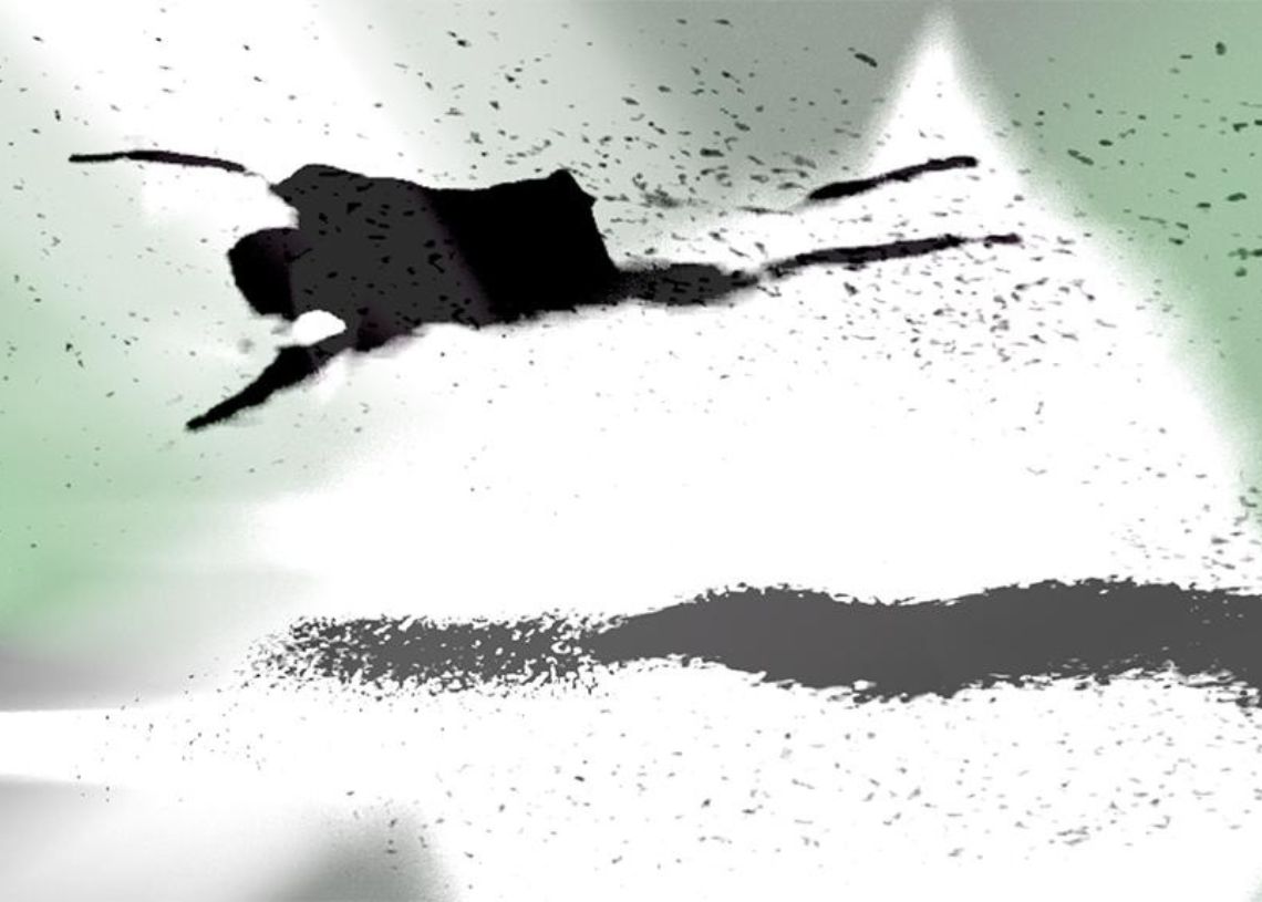 Detalle de la instalación “Emboscada – Habeas Paraíso”. Bienal de Curitiba, Brasil, 2017. Detalle del techo, proyección de video compuesto con imágenes de archivo. Cadáver flotando en el río Paraná. Foto: cortesía del artista.