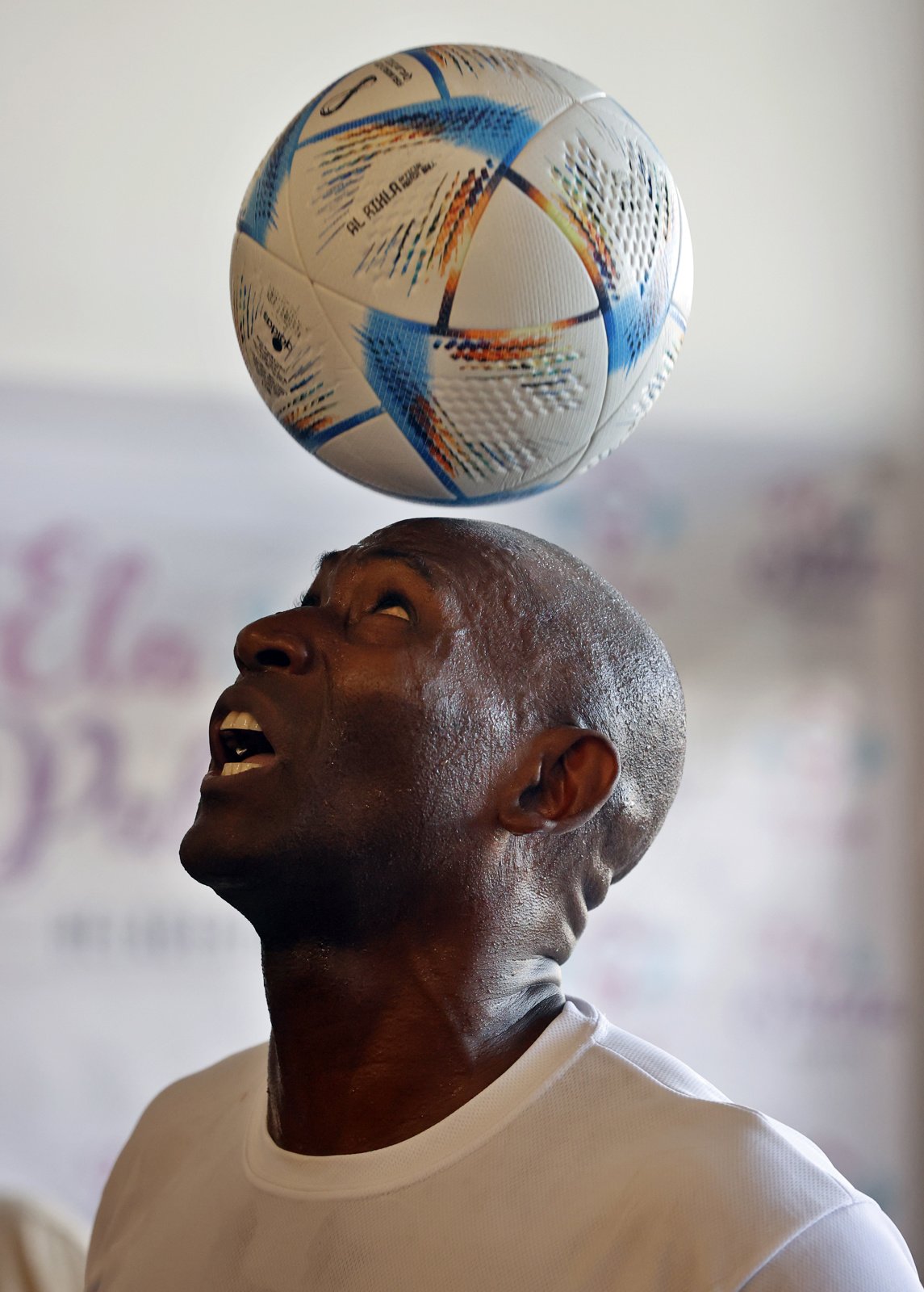 El multirrecordista mundial en dominio del balón Erick Hernández controla el balón durante el establecimiento de un nuevo récord en La Habana, el 25 de noviembre de 2023. Foto: Ernesto Mastrascusa / EFE.