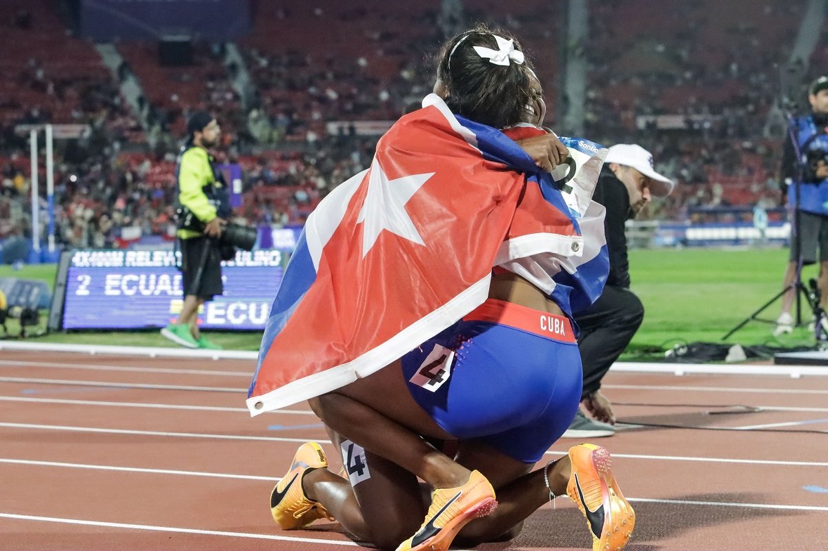 Corredoras cubanas celebran su triunfo en el relevo 4x400 en los Juegos Panamericanos de Santiago de Chile 2023. Foto: Jit / Archivo.
