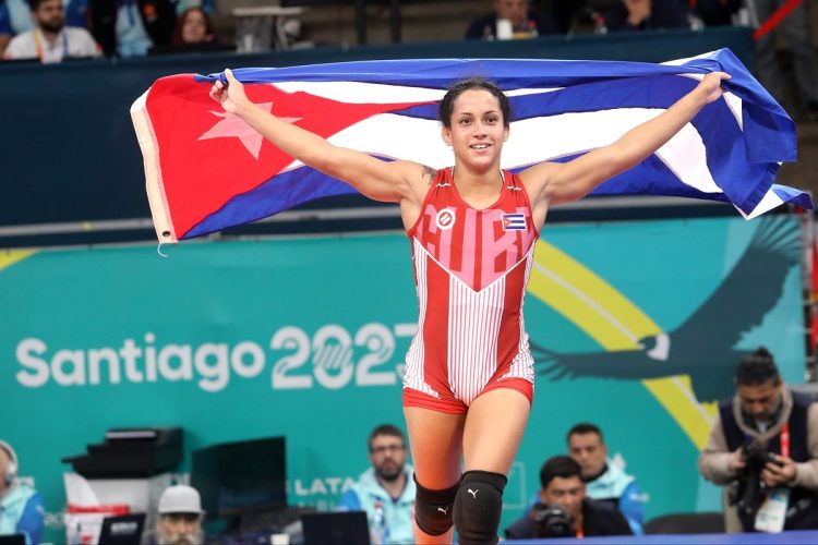 Yusneylis Guzmán se convirtió en la tercera luchadora cubana que obtiene una medalla de oro en los Juegos Panamericanos. Foto: Tomada de JIT.