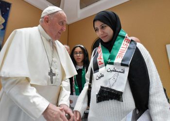 El papa Francisco con una madre palestina. Foto: AFP.