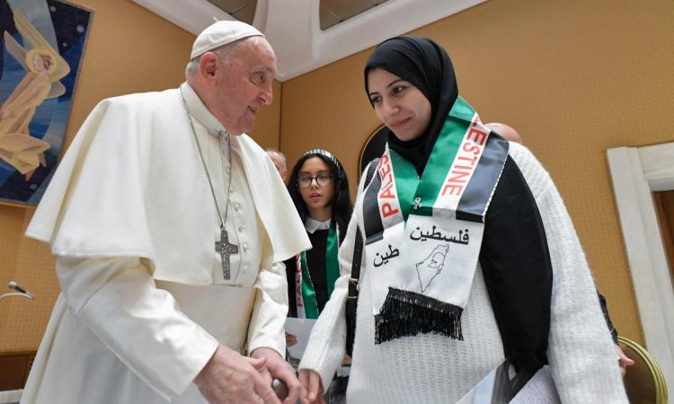 El papa Francisco con una madre palestina. Foto: AFP.