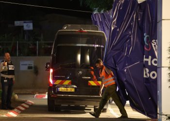Un vehículo con rehenes llega al centro médico Sheba, en el barrio de Tel HaShomer, en Ramat Gan (Israel), el 26 de noviembre. Foto; EFE