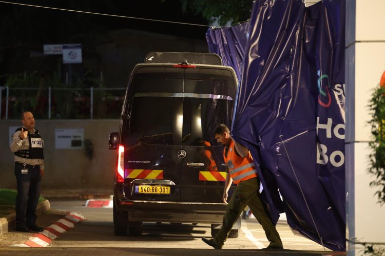Un vehículo con rehenes llega al centro médico Sheba, en el barrio de Tel HaShomer, en Ramat Gan (Israel), el 26 de noviembre. Foto; EFE